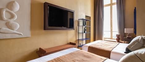 Family Apartment | 5 bedrooms, blackout drapes, soundproofing, free cribs/infant beds