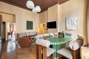 เพรสซิเดนเชียลอพาร์ทเมนท์ | บริเวณนั่งเล่น | ทีวีจอแบน, ห้องทำงาน