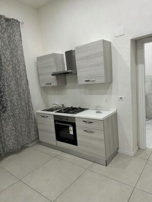 Kühlschrank, Ofen, Herdplatte, Wasserkocher mit Kaffee-/Teezubehör