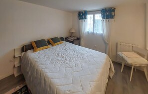 1 bedroom, bed sheets - 1 bedroom amazing home in Bléré (Bléré)