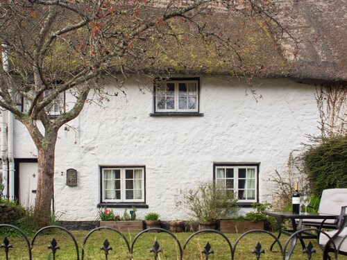 Escape to a charming thatched cottage in peaceful Jacobstowe.