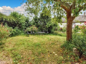 Outdoor dining - Escape to a charming thatched cottage in peaceful Jacobstowe. (Jacobstowe, near Okehampton)