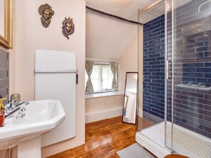 Towels - Escape to a charming thatched cottage in peaceful Jacobstowe. (Jacobstowe, near Okehampton)