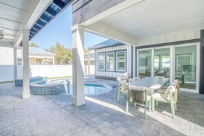Outdoor dining - Spacious 10-bedroom house with carriage. Pool and spa with Deeded beach access! (Santa Rosa Beach)