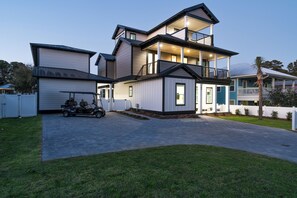 Exterior - Spacious 10-bedroom house with carriage. Pool and spa with Deeded beach access! (Santa Rosa Beach)