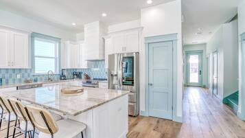 Microonde, forno, piano cottura, lavastoviglie