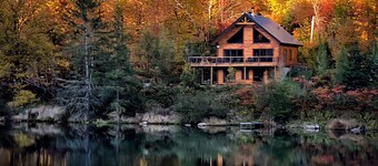 An enchanting wooden chalet for a relaxing stay in the heart of nature.