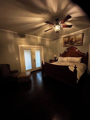 3 bedrooms, iron/ironing board, WiFi, bed sheets - Charming 3BR, 2BA ranch on 1.7 acres—near stadium, shops & ATL Airport. (Fayetteville)