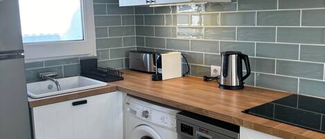 Réfrigérateur, micro-ondes, plaque de cuisson, lave-vaisselle