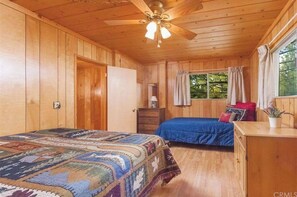 2 bedrooms, iron/ironing board, WiFi, bed sheets - Cozy 2-bedroom cabin in brilliant Big Bear with WiFi (Big Bear)