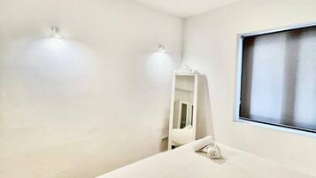 2 slaapkamers, een strijkplank/strijkijzer, internet, beddengoed