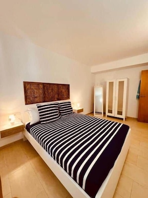 2 bedrooms, iron/ironing board, internet, bed sheets