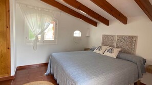 3 chambres, fer et planche à repasser, Wi-Fi, draps fournis