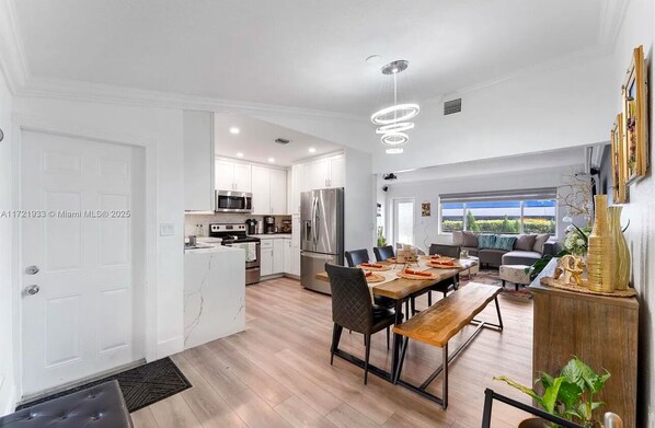 Dining - Charming 2-bedroom house with WiFi, AC in fantastic Calle 8 Miami (Miami)