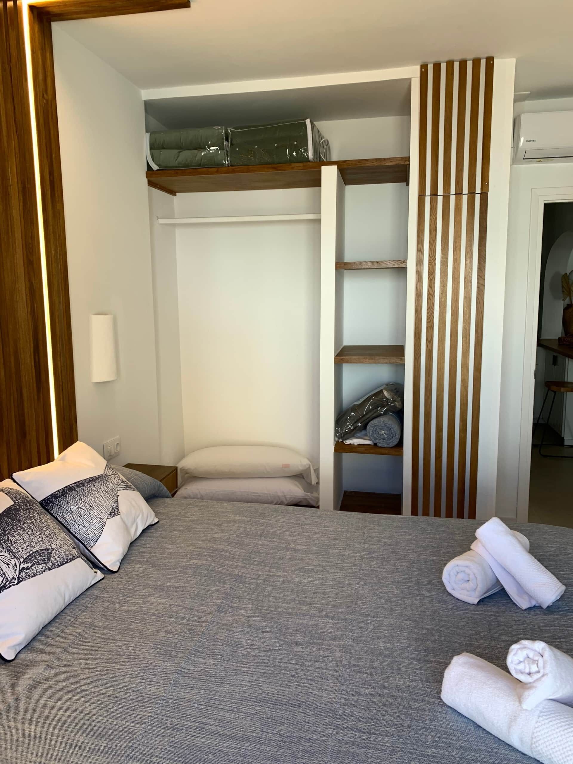 1 dormitorio, tabla de planchar con plancha, wifi y ropa de cama