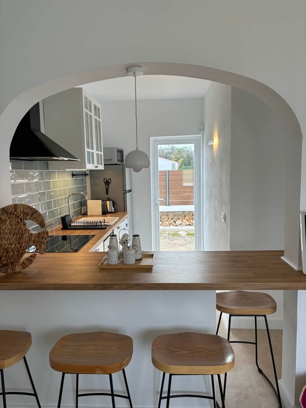 Kühlschrank, Mikrowelle, Herdplatte, Geschirrspüler