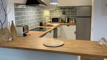 Réfrigérateur, micro-ondes, plaque de cuisson, lave-vaisselle