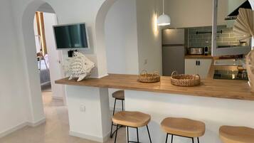 Réfrigérateur, micro-ondes, plaque de cuisson, lave-vaisselle