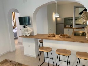 Réfrigérateur, micro-ondes, plaque de cuisson, lave-vaisselle