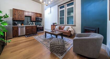 The Study - Luxury 2 Bedroom Apartment in Downtown Sedalia with a Fireplace