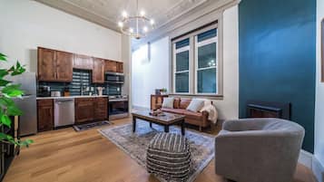 Een smart-tv en een open haard