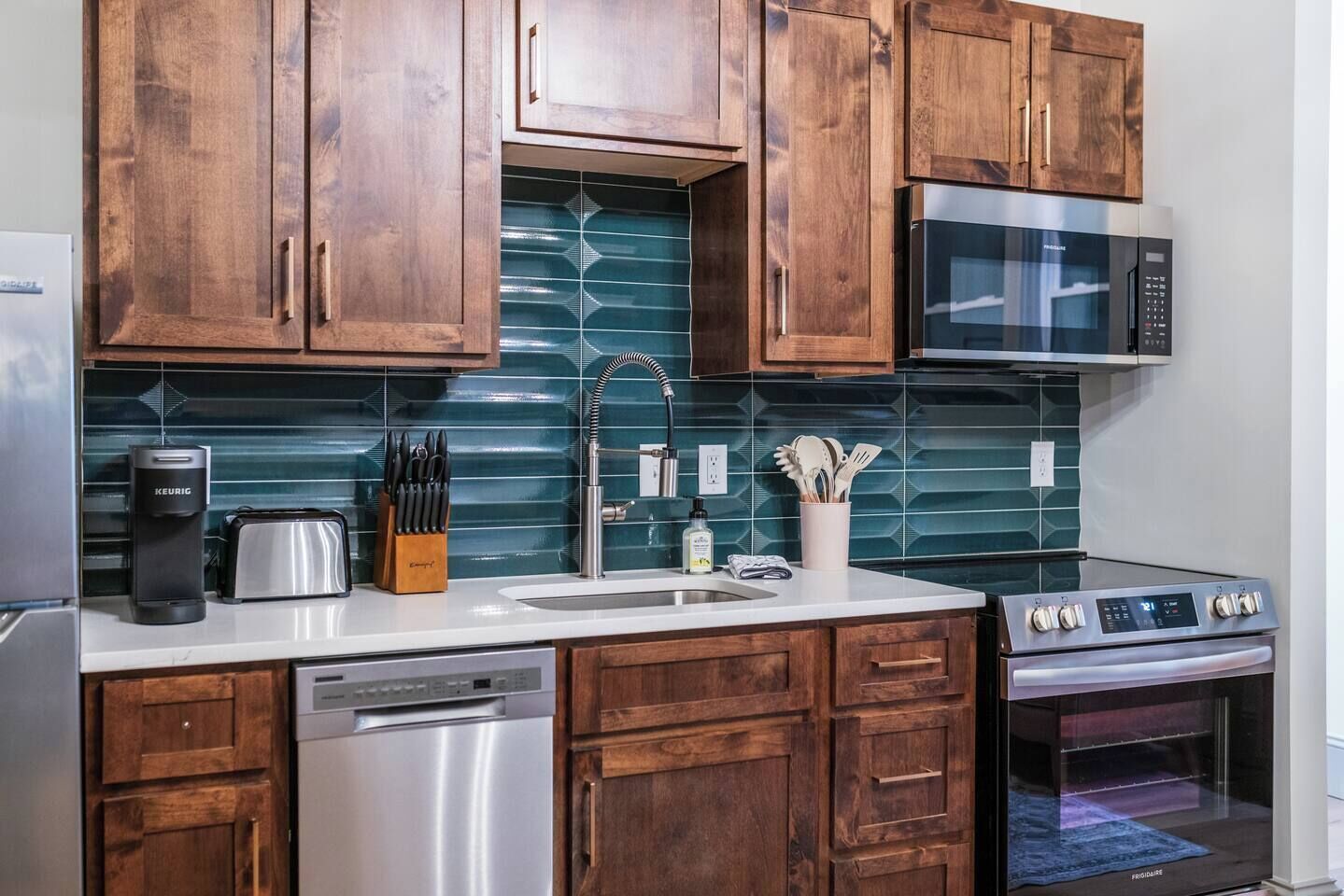 冰箱、微波炉、烤箱、炉灶