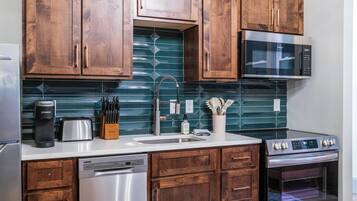 Een koelkast, een magnetron, een oven, een kookplaat