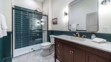 Een douche, een haardroger, handdoeken, zeep