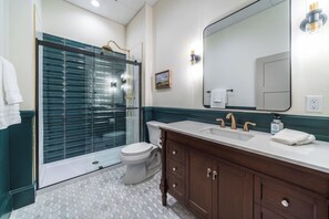 Regadera, secadora de cabello, toallas, jabón 