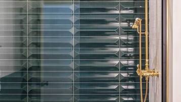 Douche, sĂšche-cheveux, serviettes fournies, savon