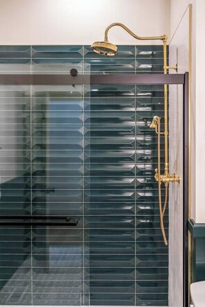 Suihku, hiustenkuivaaja, pyyhkeet, saippua