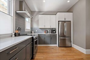 Een koelkast, een microgolfoven, een oven, een kookplaat