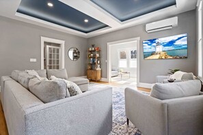 TV, offices - Spacious 3BR | Parking | W/D | 10 Min to Downtown (Portland)