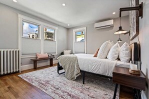 3 bedrooms, desk, iron/ironing board, travel crib