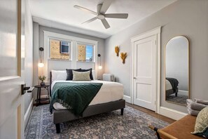 3 bedrooms, desk, iron/ironing board, travel cot - Spacious 3BR | Parking | W/D | 10 Min to Downtown (Portland)