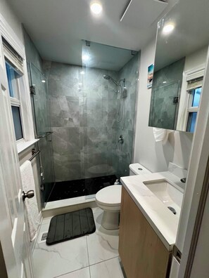 Doccia, asciugacapelli, asciugamani, sapone