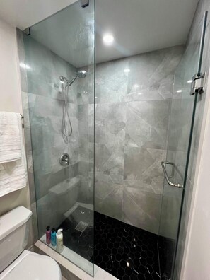 Een douche, een haardroger, handdoeken, zeep