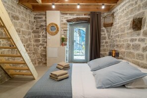 2 bedrooms, iron/ironing board, travel cot, free WiFi