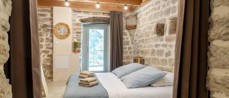 2 habitaciones, tabla de planchar con plancha y cuna de viaje