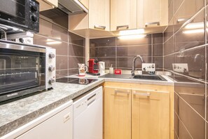 Kühlschrank, Mikrowelle, Ofen, Geschirrspüler