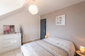2 habitaciones, tabla de planchar con plancha y cuna de viaje