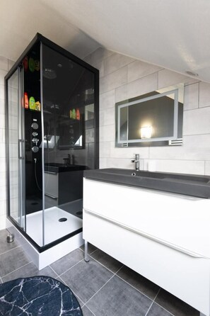 Dusche, Haartrockner, Handtücher