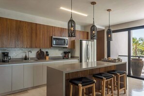 Kjøleskap, kokeplater, kaffetrakter/tekoker og brødrister