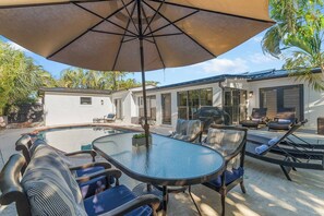 Outdoor dining - Spacious 4-bedroom heated pool house in West Palm Beach (West Palm Beach)