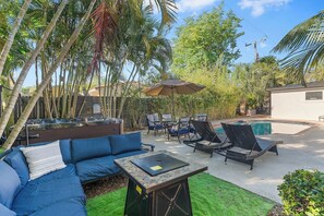 Outdoor dining - Spacious 4-bedroom heated pool house in West Palm Beach (West Palm Beach)