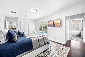 Desk, iron/ironing board, travel cot, WiFi - Spacious 4-bedroom heated pool house in West Palm Beach (West Palm Beach)
