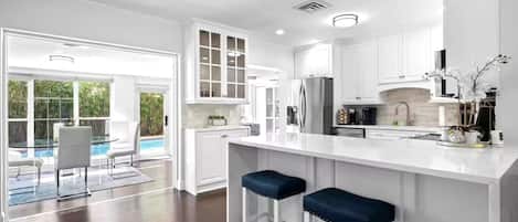 冷蔵庫、電子レンジ、オーブン、コンロ