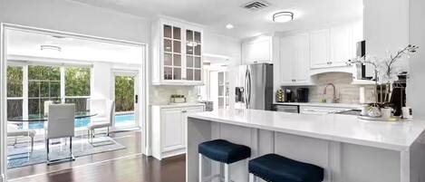 Réfrigérateur, micro-ondes, four, plaque de cuisson