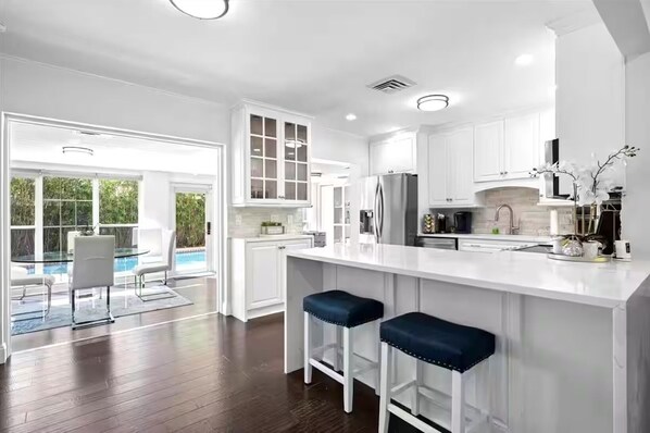 Fridge, microwave, oven, stovetop - Spacious 4-bedroom heated pool house in West Palm Beach (West Palm Beach)
