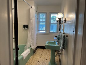 Haartrockner, Handtücher, Seife, Toilettenpapier